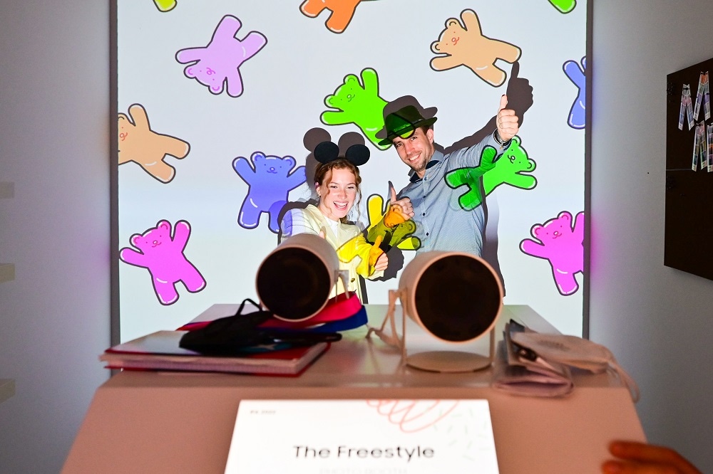 Visitors tried out the many functions of The Freestyle, a portable screen. The Freestyle, able to freely rotate 180 degrees, can create an ideal screen size with the Easy Set Up function. Simply place the device anywhere and the Freestyle adjusts the focus and keystone automatically.