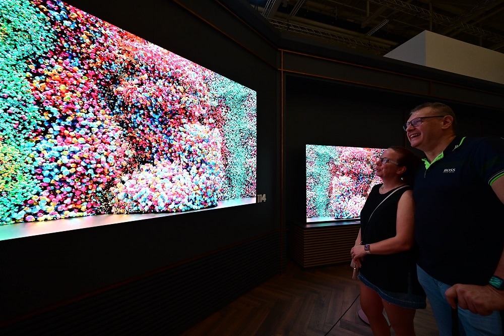 An overview of Samsung’s visual display exhibition. Visitors were captivated by the Odyssey Ark gaming screen, Neo QLED 8K, Micro LED at the booth.