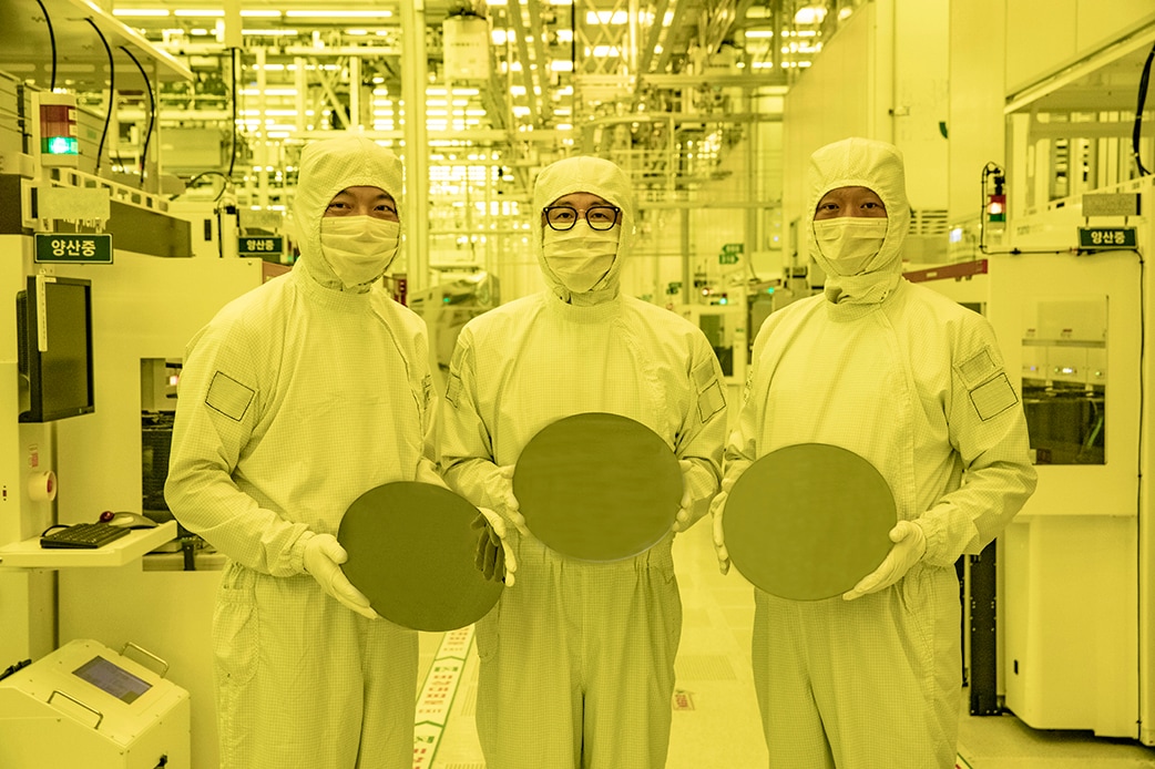 삼성전자 파운드리사업부 (좌측부터) 정원철 상무, 구자흠 부사장, 강상범 상무가 화성캠퍼스 3나노 양산라인에서 3나노 웨이퍼를 보여주고 있다.