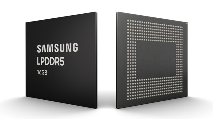 삼성전자 16GB LPDDR5 모바일 D램 앞면과 뒷면을 비스듬하게 배치한 이미지입니다. 