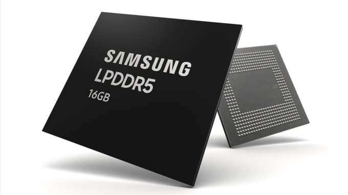 삼성전자 16GB LPDDR5 모바일 D램 앞면과 뒷면을 비스듬하게 앞뒤로 배치한 이미지입니다. 