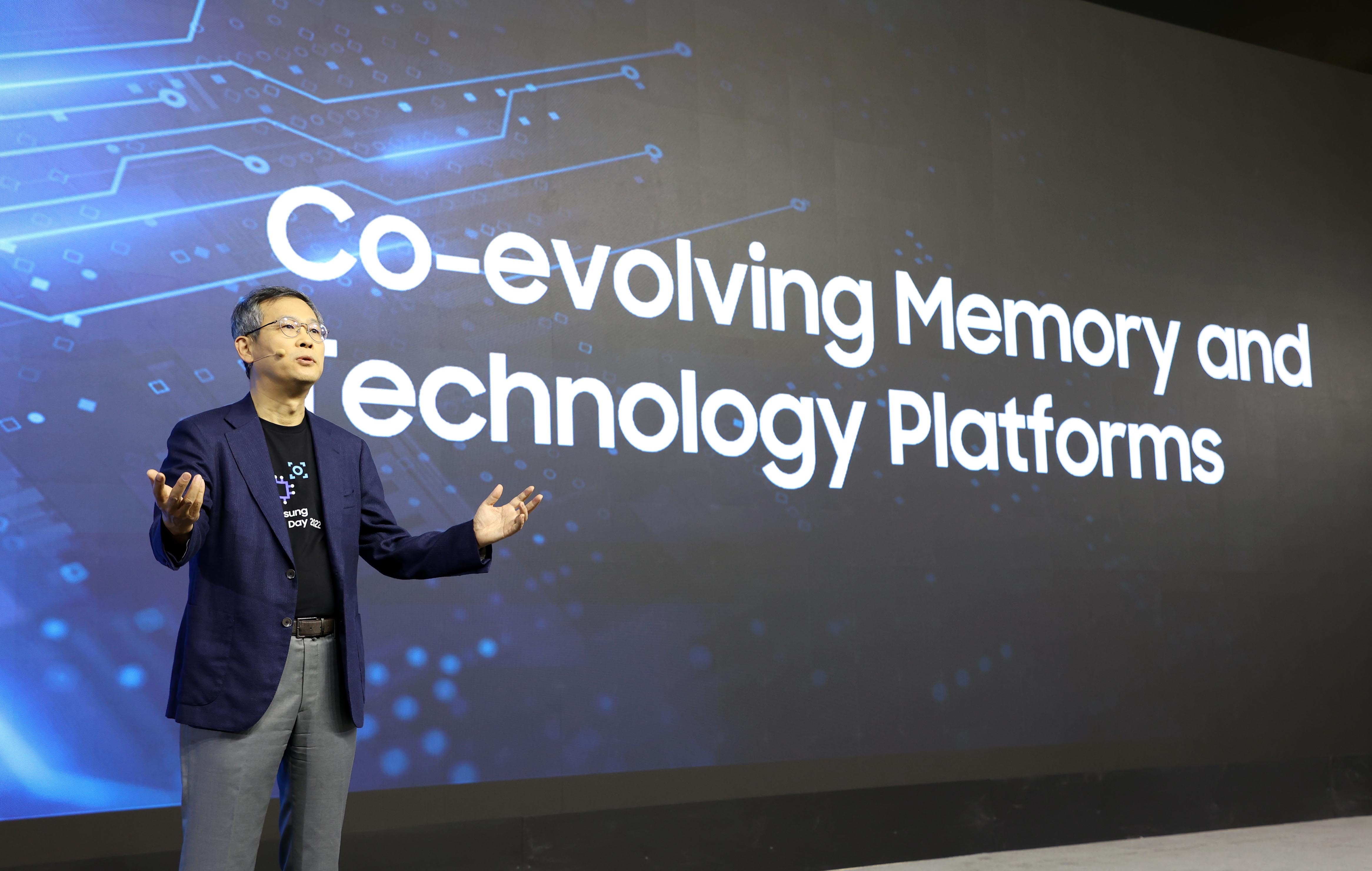 이정배 메모리 사업 본부장(사장)이 삼성 테크 데이 2022에서 기조 연설을 하고 있는 모습입니다. 