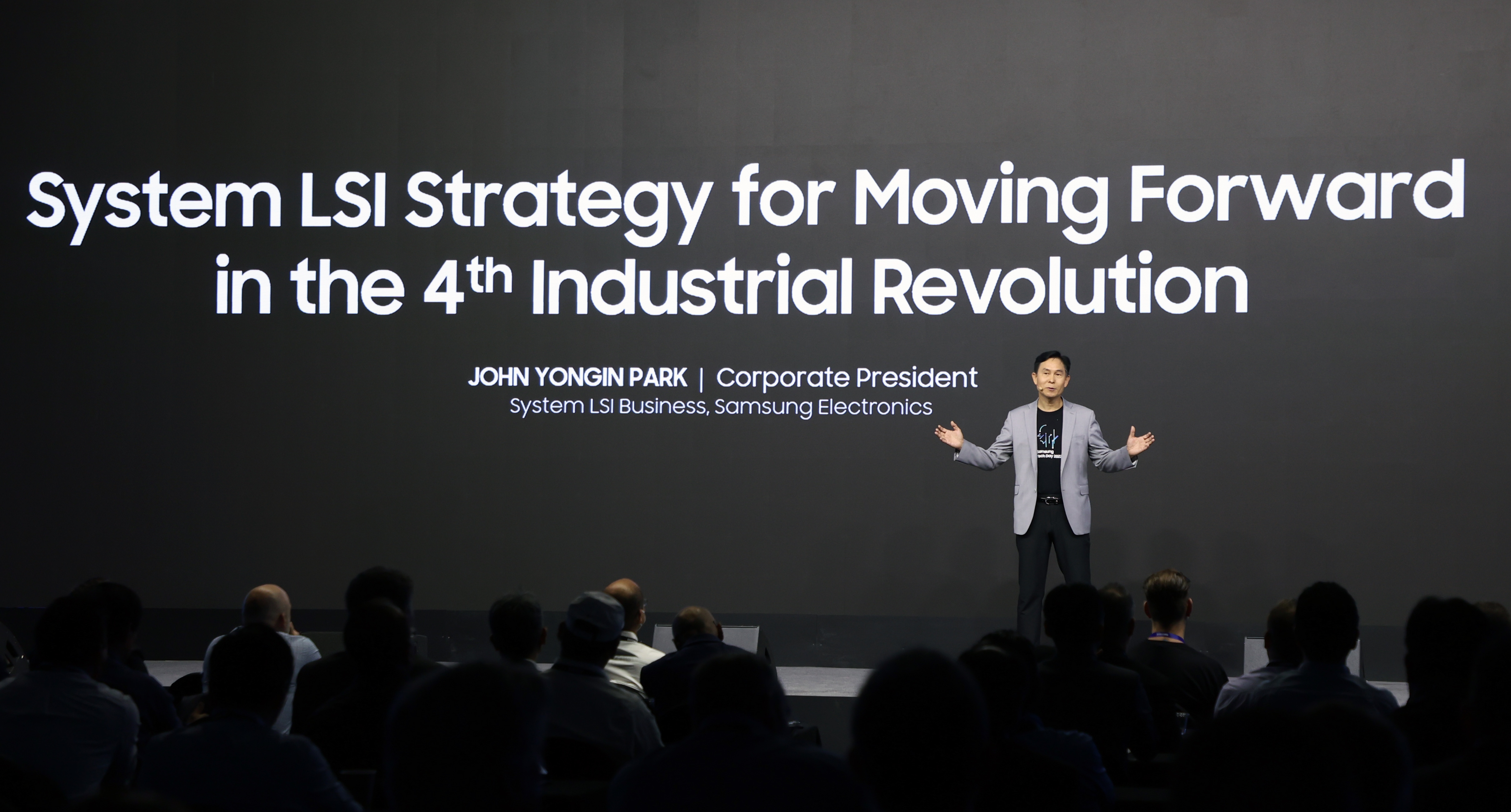 这是在公众中拍摄三星电子总裁兼S.LSI 业务部负责人 Yong-In Park在2022年三星技术日上发表主旨演讲的照片。