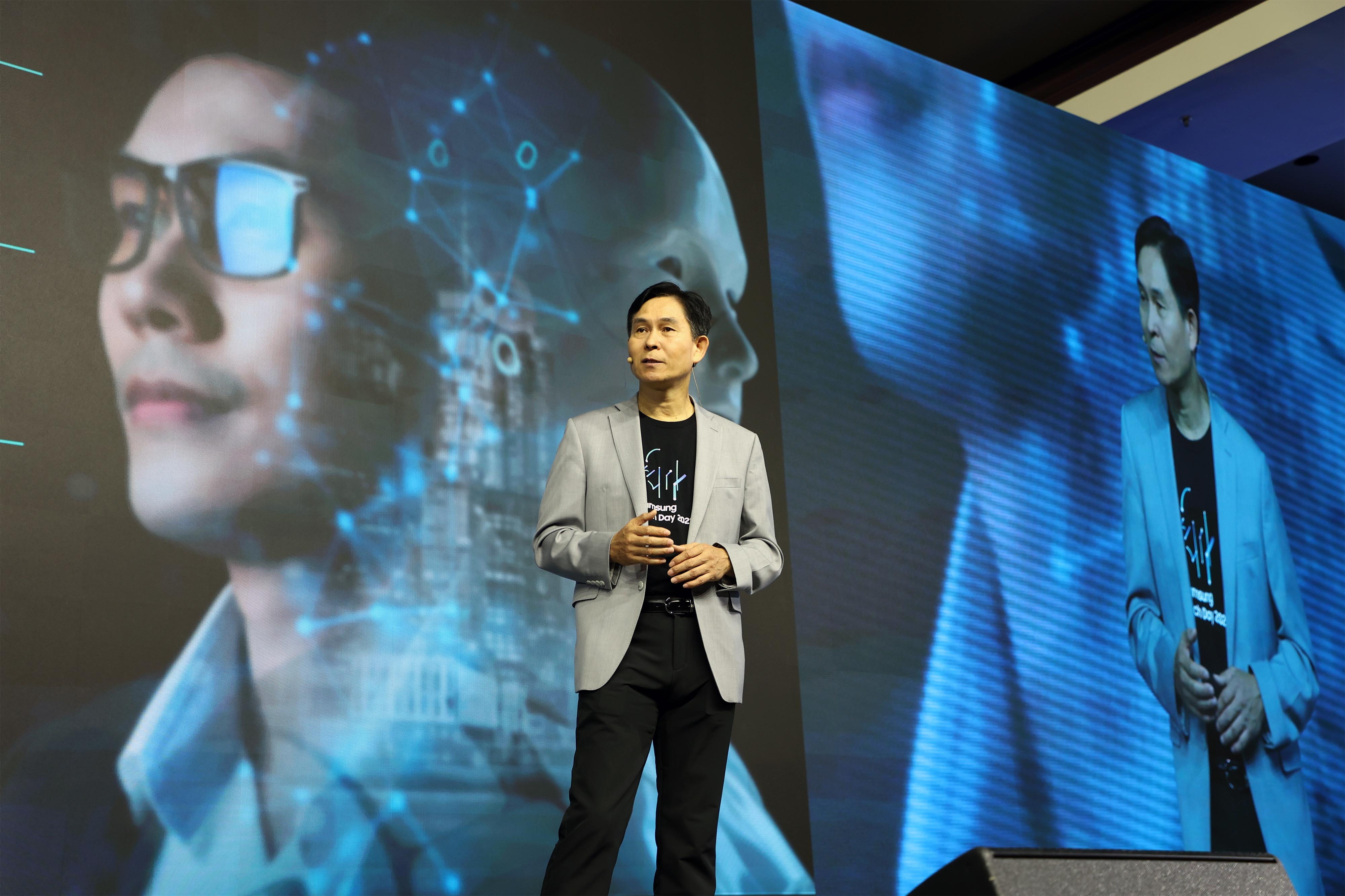 这是三星电子总裁兼S.LSI 业务部负责人 Yong-In Park在2022年三星技术日上发表主旨演讲的照片。