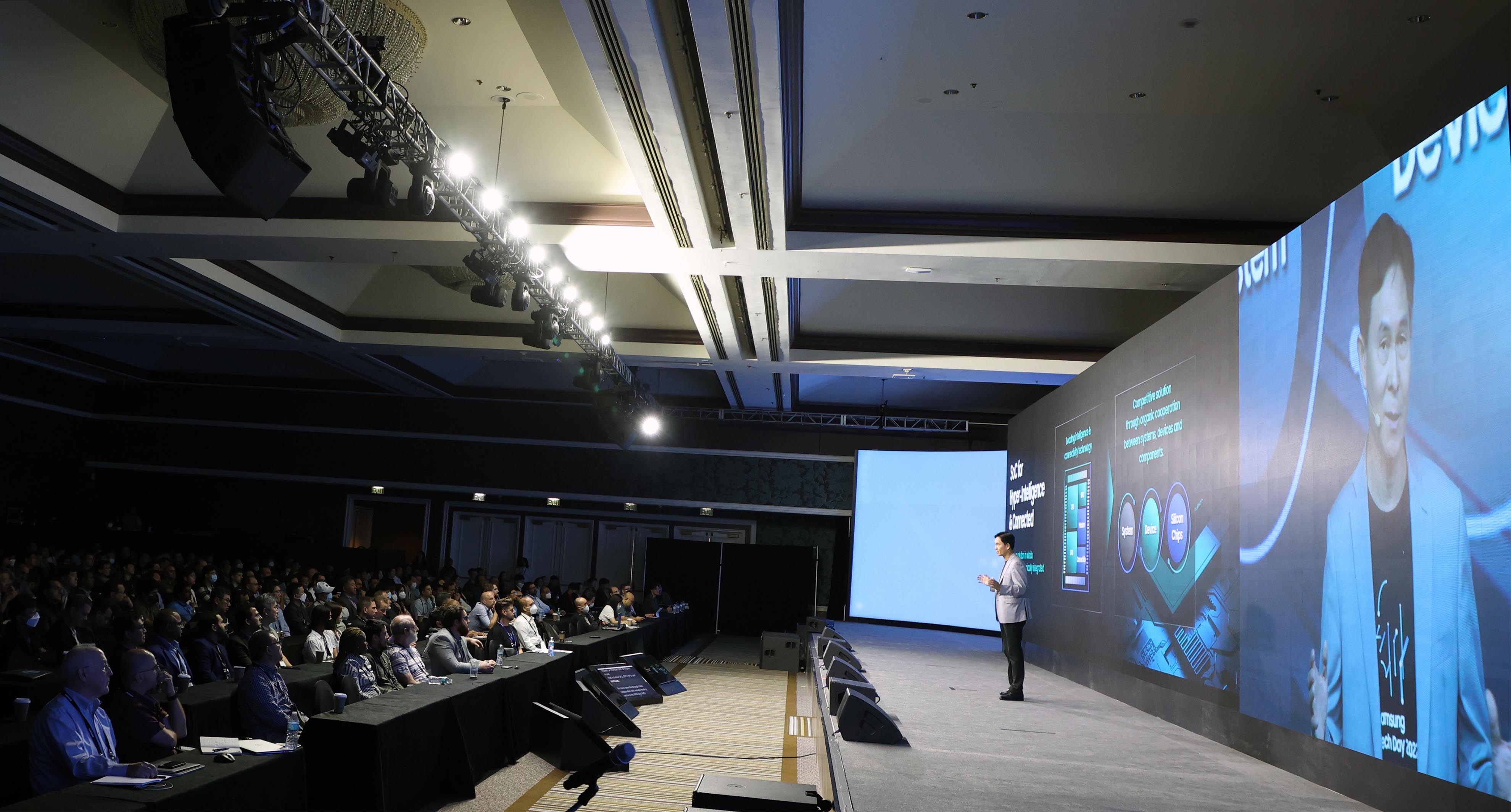 This is a picture taken from the side of Yong-in Park, head of System LSI Business Division, giving a keynote speech at Samsung Tech Day 2022.