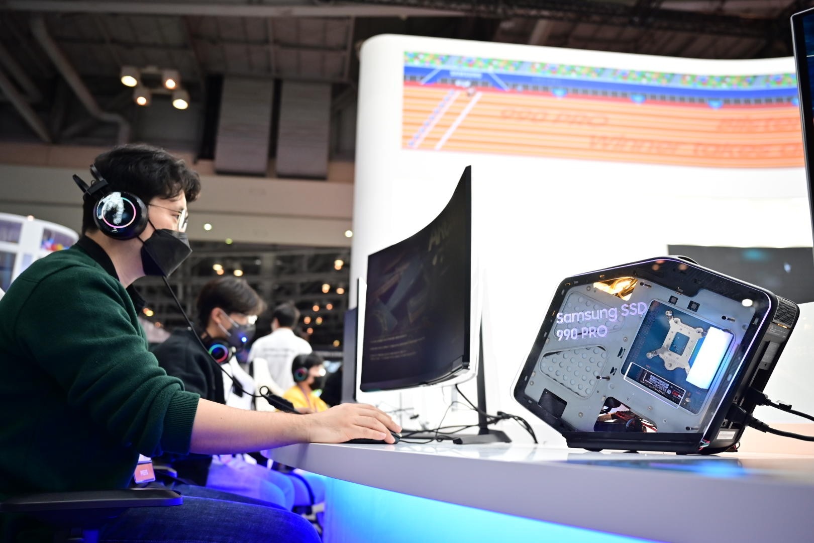 A man is experiencing games on a PC equipped with Samsung SSD 990 PRO.