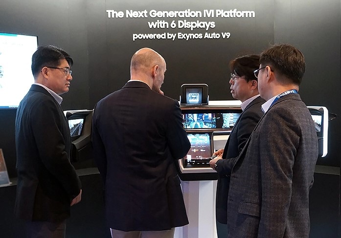 image of 4 People talking about Exynos Auto V9