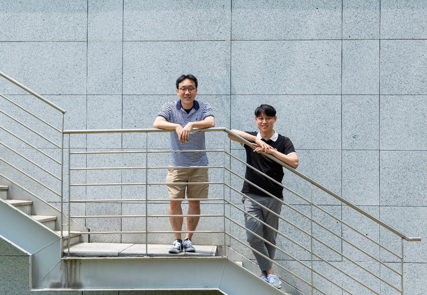 ▲ Sungsoo Choi (left) from the Semiconductor R&D Center and Myoungoh Ki from the Advanced Sensor Development Team in Samsung Electronics’ System LSI business that developed the ISOCELL HP3.