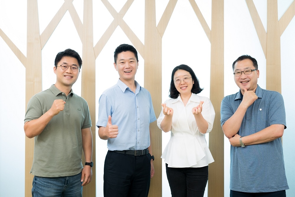 (From left) Keunyoung Park from the AP S/W Development Team, VP Jongwoo Lee, PL Bogyeong Kang and Sunghyun Kim from the Design Platform Development Team are doing their utmost to strengthen the security environment in mobile devices.