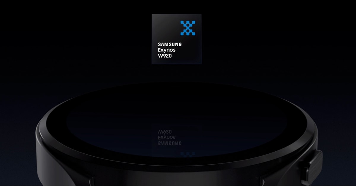 스마트 워치 상단에 놓여있는 삼성 Exynos W920 제품 이미지
