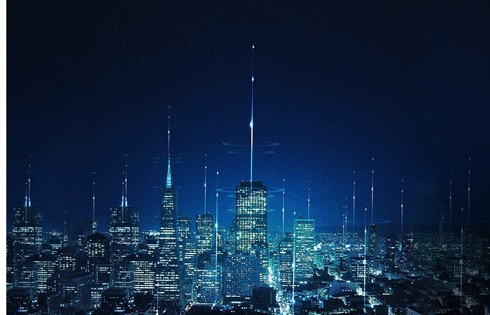 데이터 전송 시 불빛을 도시 경관 및 회로 기판과 겹쳐 놓은 콜라주 이미지.