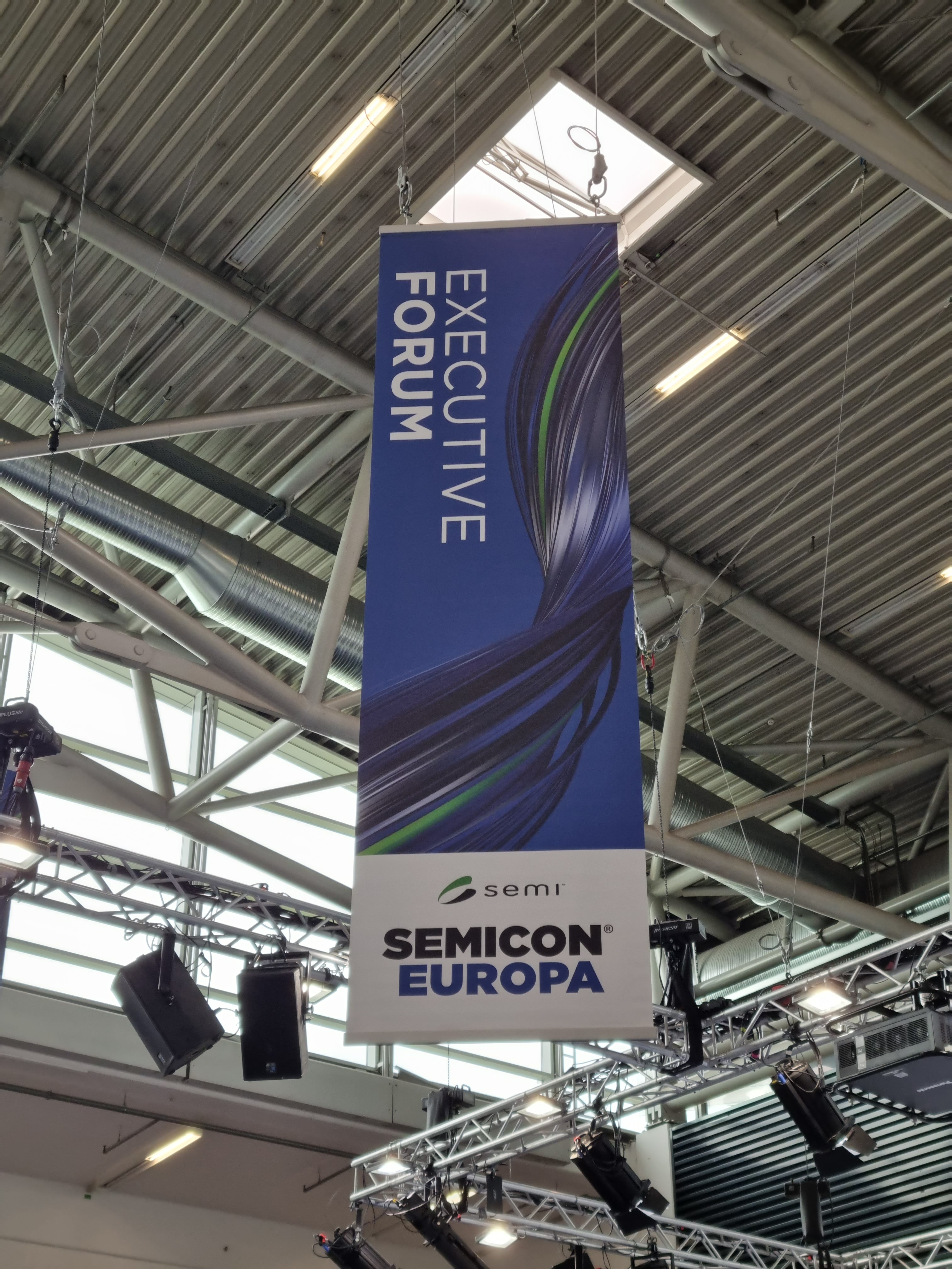 天井に掲げられたSEMICON Europa垂れ幕