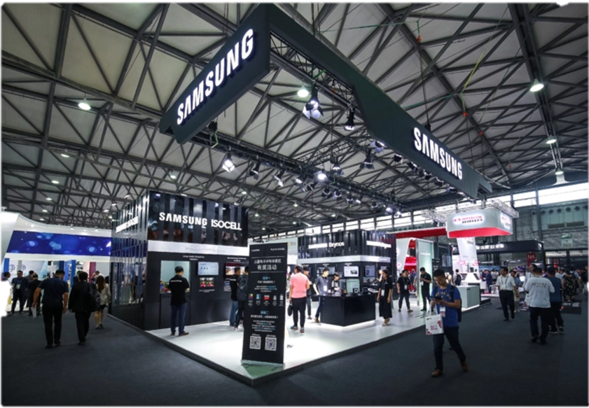Attendees explore the Samsung Electronics experience zone at MWCS 2018