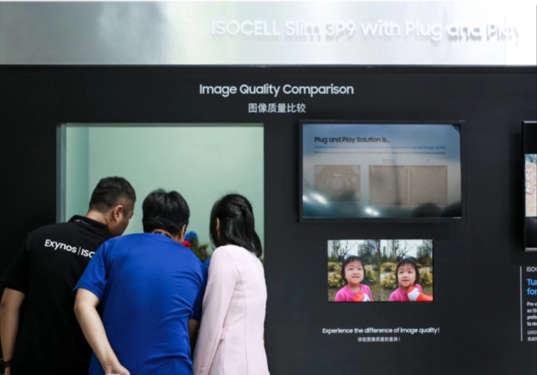 Visitors learn more about the image quality comparison (1.12um 13Mp vs 1.0um 16Mp) of the ISOCELL Slim 3P9 at the Samsung Electronics booth
