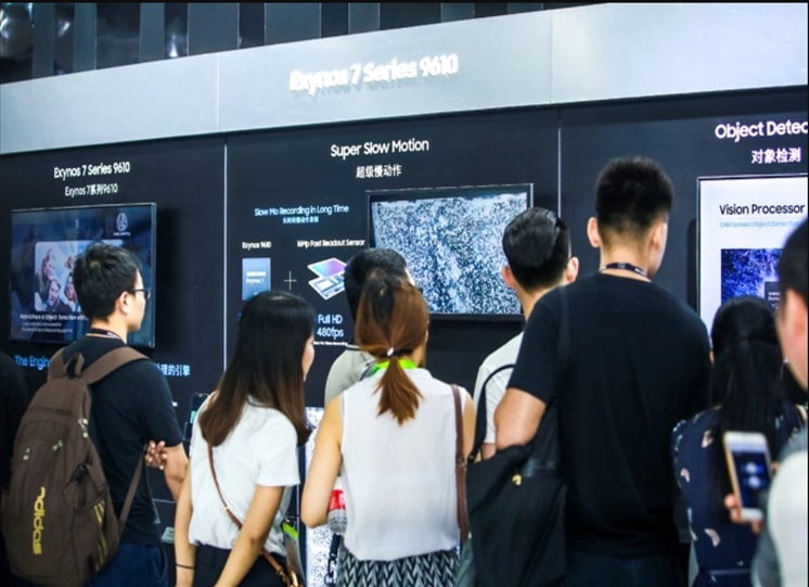 Visitors watch a demonstration of the Exynos 7 Series 9610 and its object detection capabilities at the Samsung Electronics booth