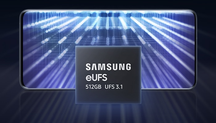 파란 불빛의 스마트폰 스크린 앞 삼성 eUFS 3.1 제품 이미지