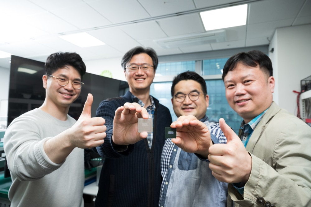 왼쪽부터 8K TV 속 IC 개발에 참여한 삼성전자 김상덕, 성한수, 임정현, 송용주 씨가 IC를 들고 있다.
