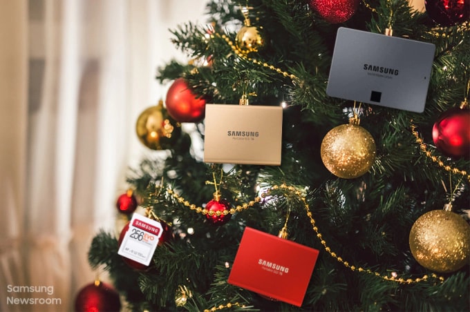 The Christmas tree is decorated with Samsung Electronics' memories.