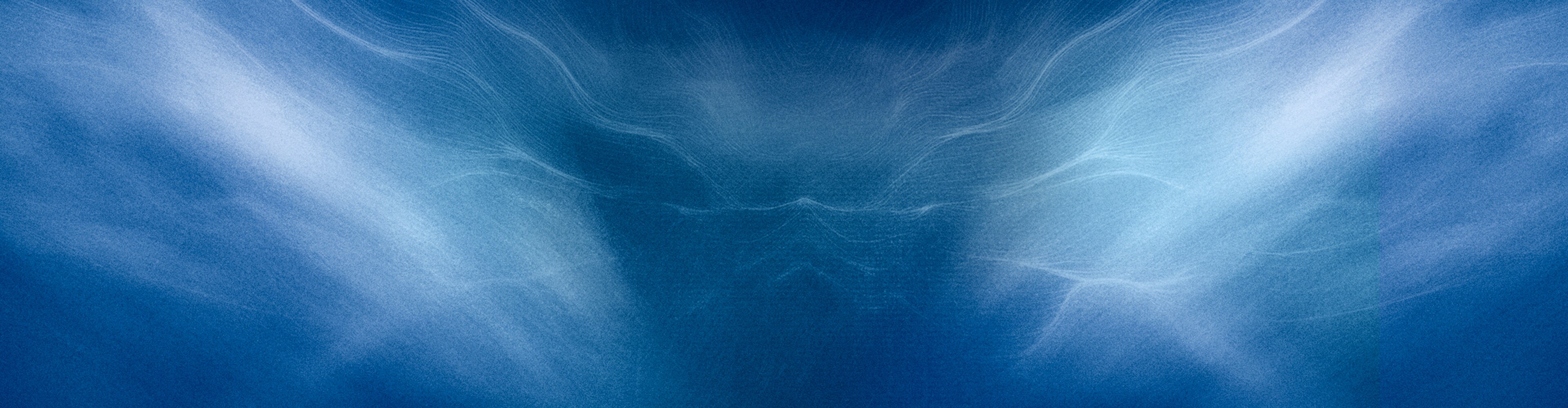 柔らかく流れるような波のような質感と、両側から中央に向かって広がる微妙な光のグラデーションを備えた、幅広い抽象的な青い背景