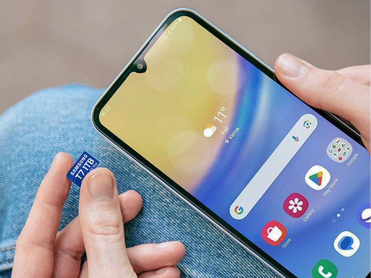 T7 microSD カードをスマートフォンに差し込む手