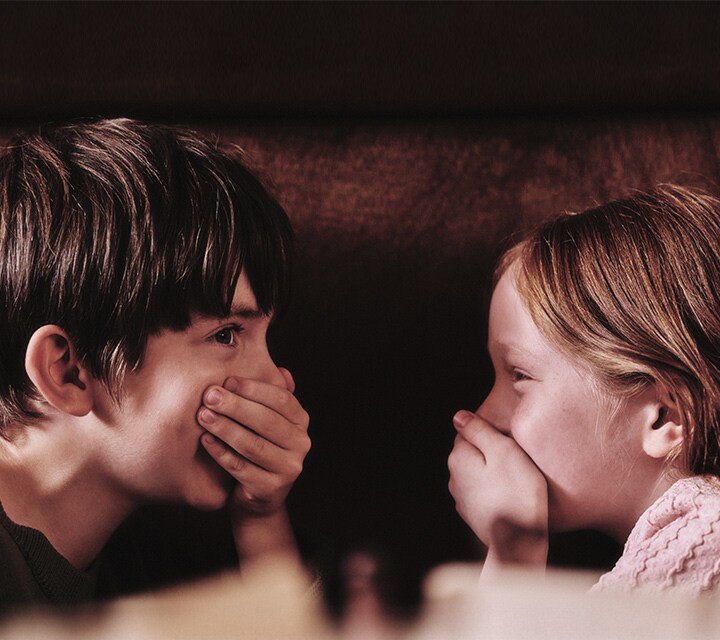 二人の子供が向かい合って微笑んでいます