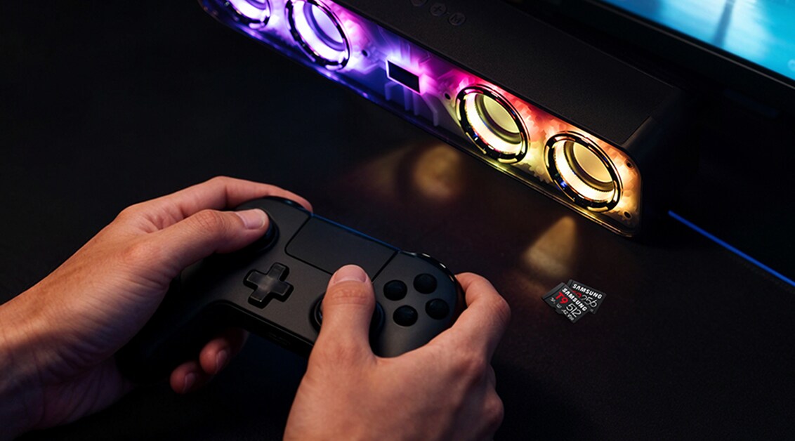 コンソールでゲームをプレイする手