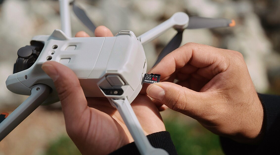 ドローンにT9 microSDカードを差し込む手