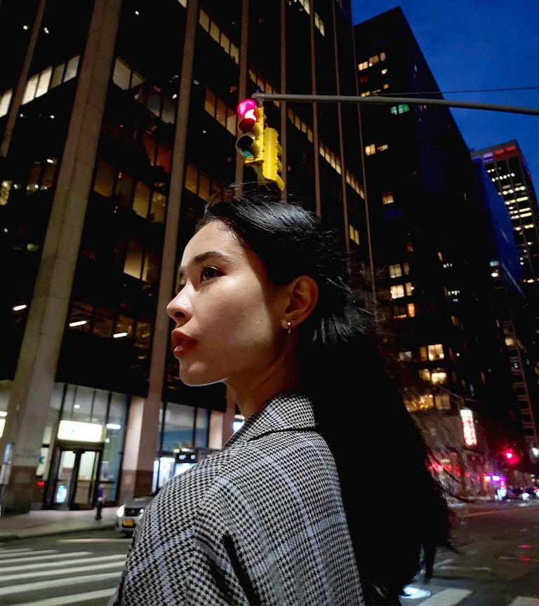 Achieve clear low-light images with Samsung ISOCELL's pixel binning technology, which minimizes noise in dark environments.