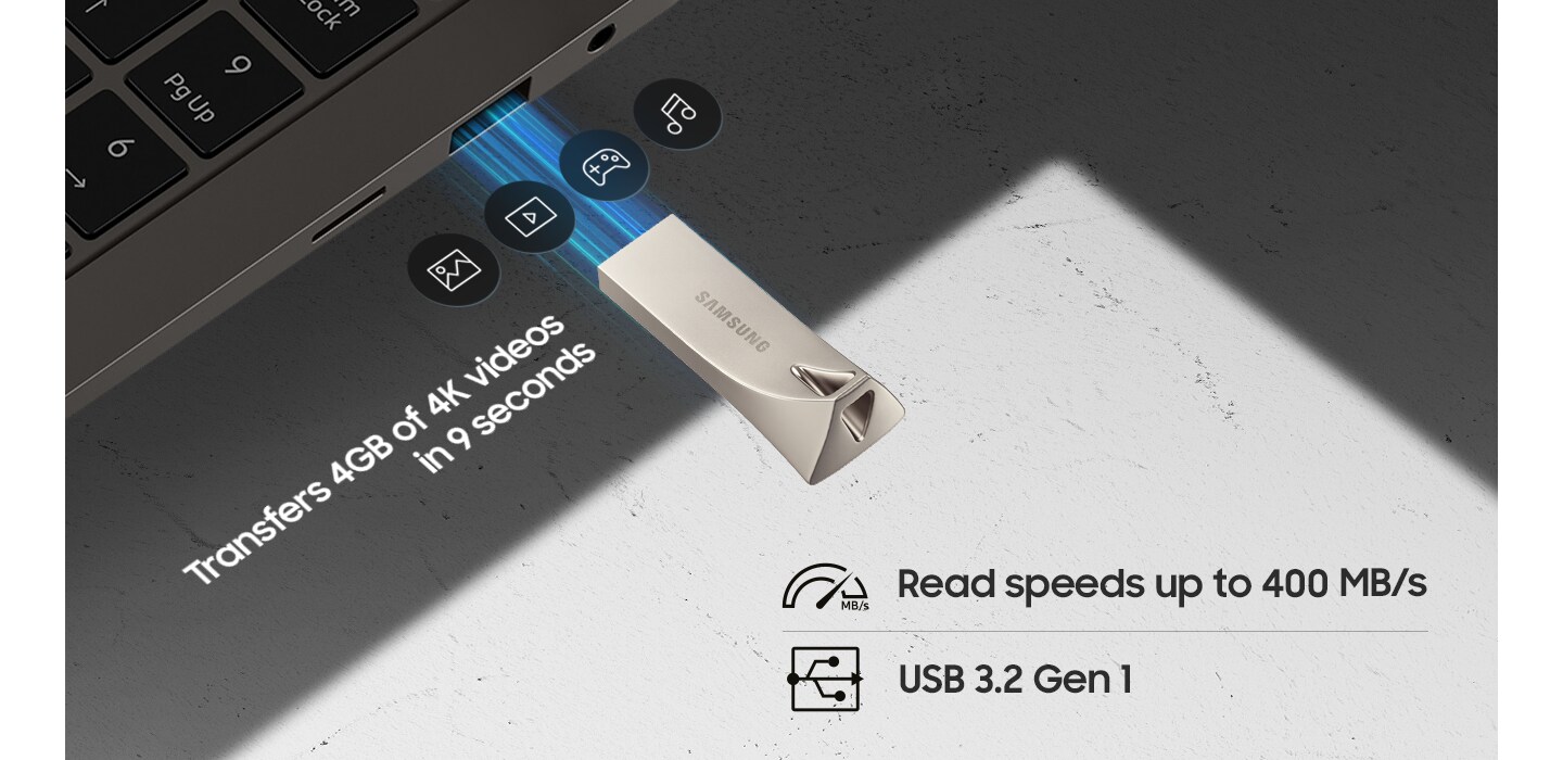  Samsung Bar Plusがラップトップに接続され、USB 3.2 Gen 1および最大400MB/sの読み取り速度で、4GBの4Kビデオを9秒で転送できるデータ転送能力を強調しています。
