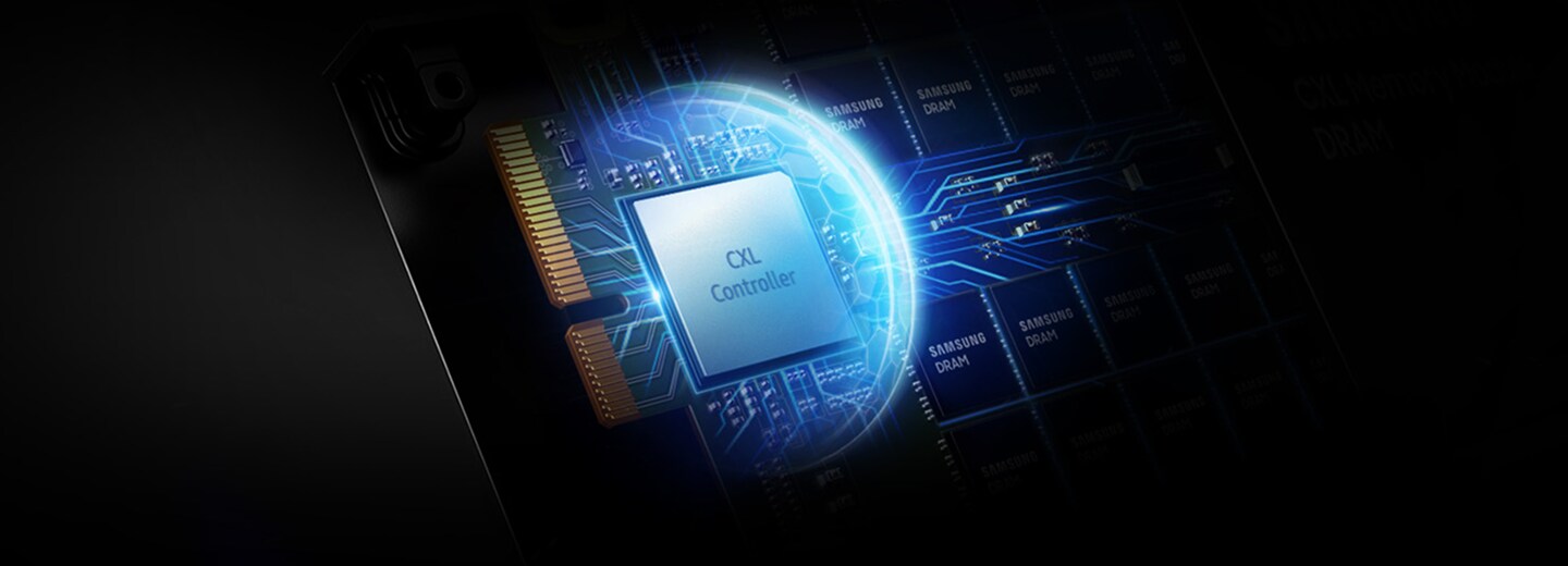 파란빛 오라로 강조된 회로 기판 위 삼성 CXL 컨트롤러 칩.