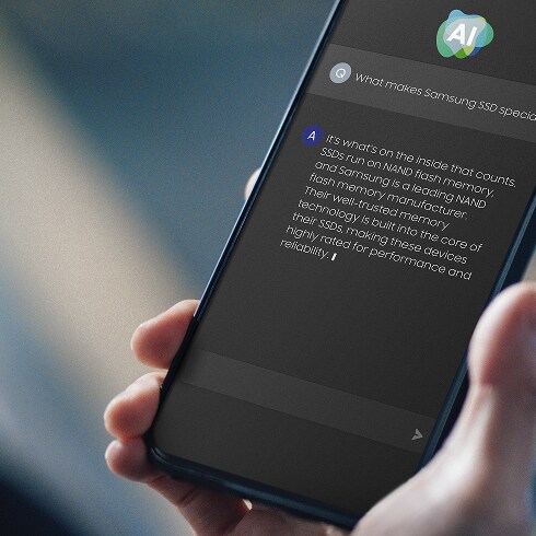 AI 기반 인터페이스가 표시된 스마트폰 화면을 통해 표현한 모바일 기기용 Samsung 반도체 기술