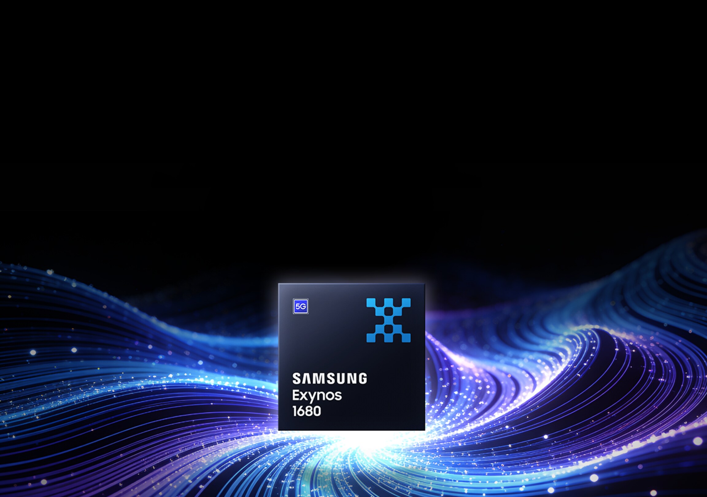 빛나는 파란색 데이터 파동의 중심에 놓인 5G 로고가 새겨진 삼성 엑시노스 1680 칩셋.