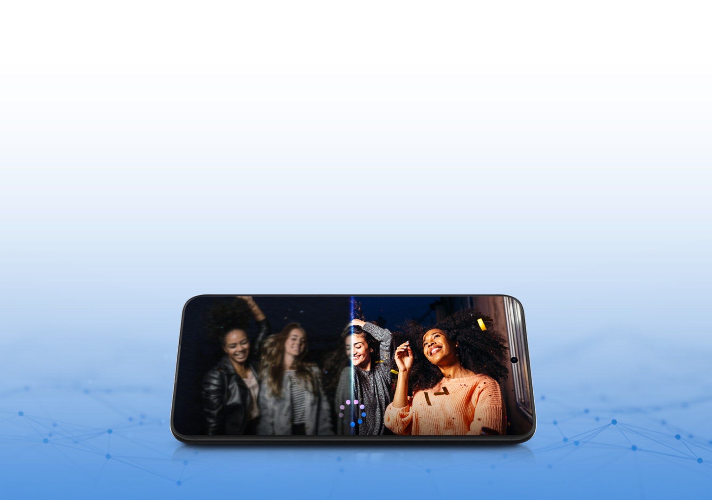 스마트폰 화면에서 어둡고 흐릿한 야간 사진(왼쪽)이 삼성 엑시노스 1680의 AI 카메라 처리를 통해 밝고 선명한 이미지(오른쪽)로 변환되는 과정을 보여주는 시각 자료.