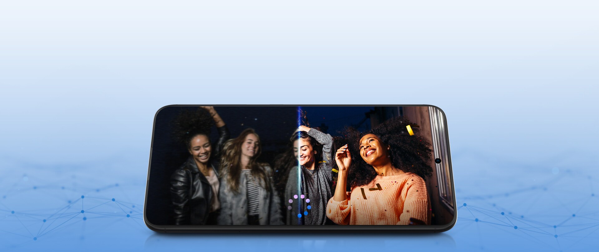 스마트폰 화면에서 어둡고 흐릿한 야간 사진(왼쪽)이 삼성 엑시노스 1680의 AI 카메라 처리를 통해 밝고 선명한 이미지(오른쪽)로 변환되는 과정을 보여주는 시각 자료.