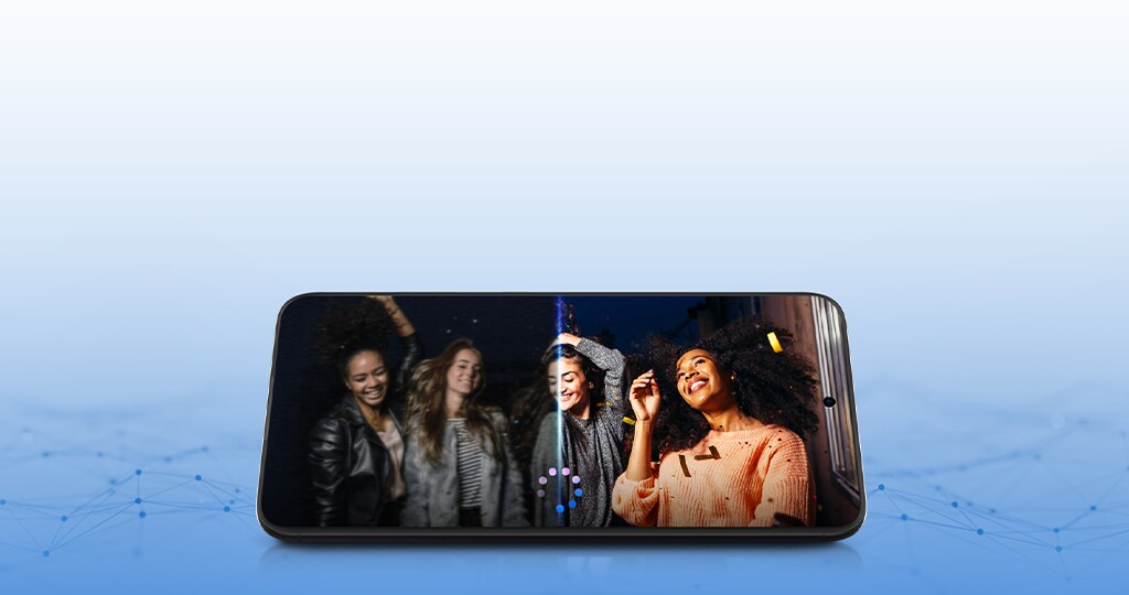 스마트폰 화면에서 어둡고 흐릿한 야간 사진(왼쪽)이 삼성 엑시노스 1680의 AI 카메라 처리를 통해 밝고 선명한 이미지(오른쪽)로 변환되는 과정을 보여주는 시각 자료.