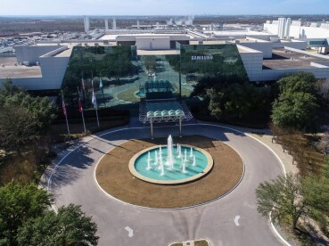 An aerial view of the SAS Institute campus, featuring a prominent water fountain at the forefront