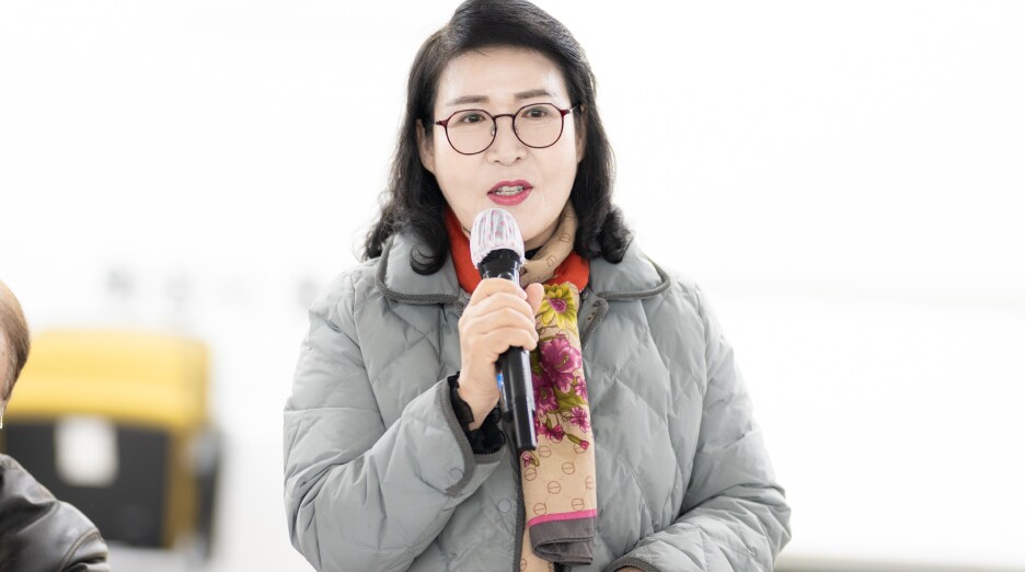 환영사를 나누는 조혜경 대표위원의 모습