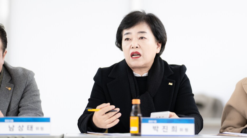 사이로 활성화에 대한 의견을 이야기하는 동탄 1동 박진희 위원의 모습