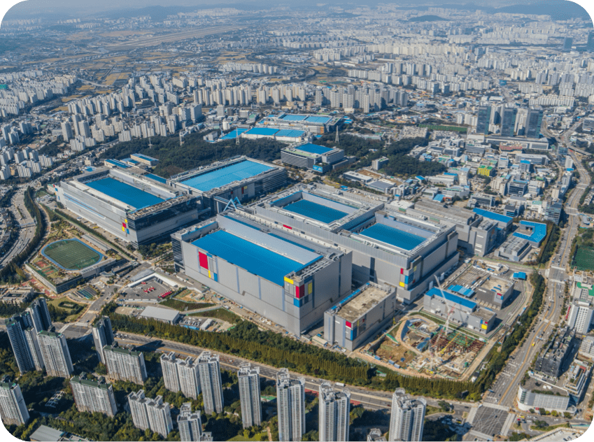 대규모 반도체 공장이 있는 도시의 항공 사진