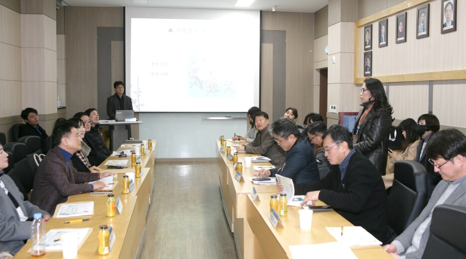 자유 토론을 진행하는 용인 소통협의회 위원들의 모습