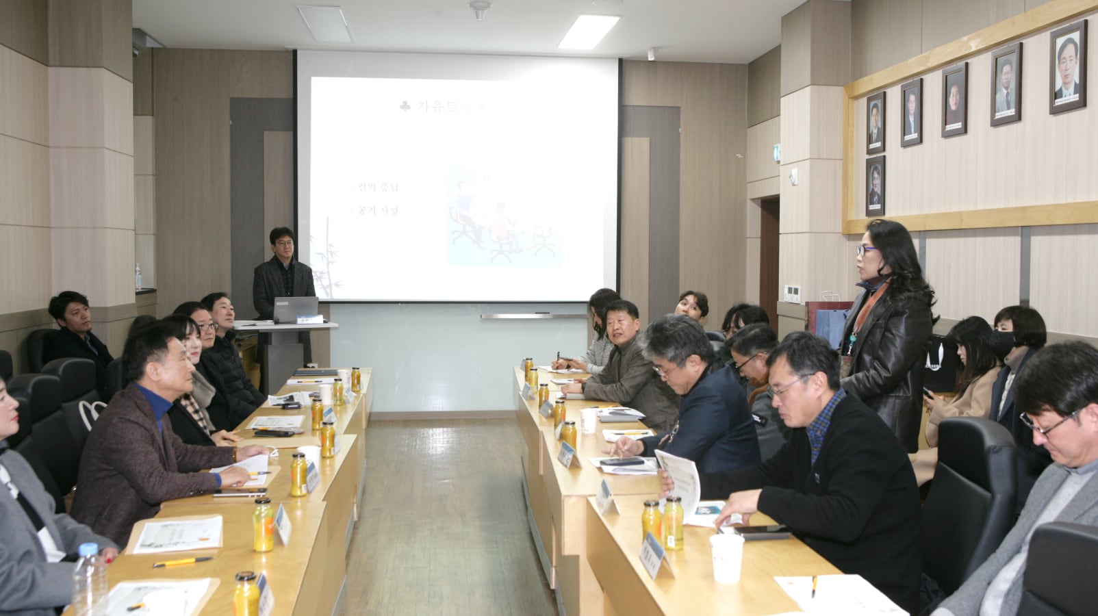 자유 토론을 진행하는 용인 소통협의회 위원들의 모습