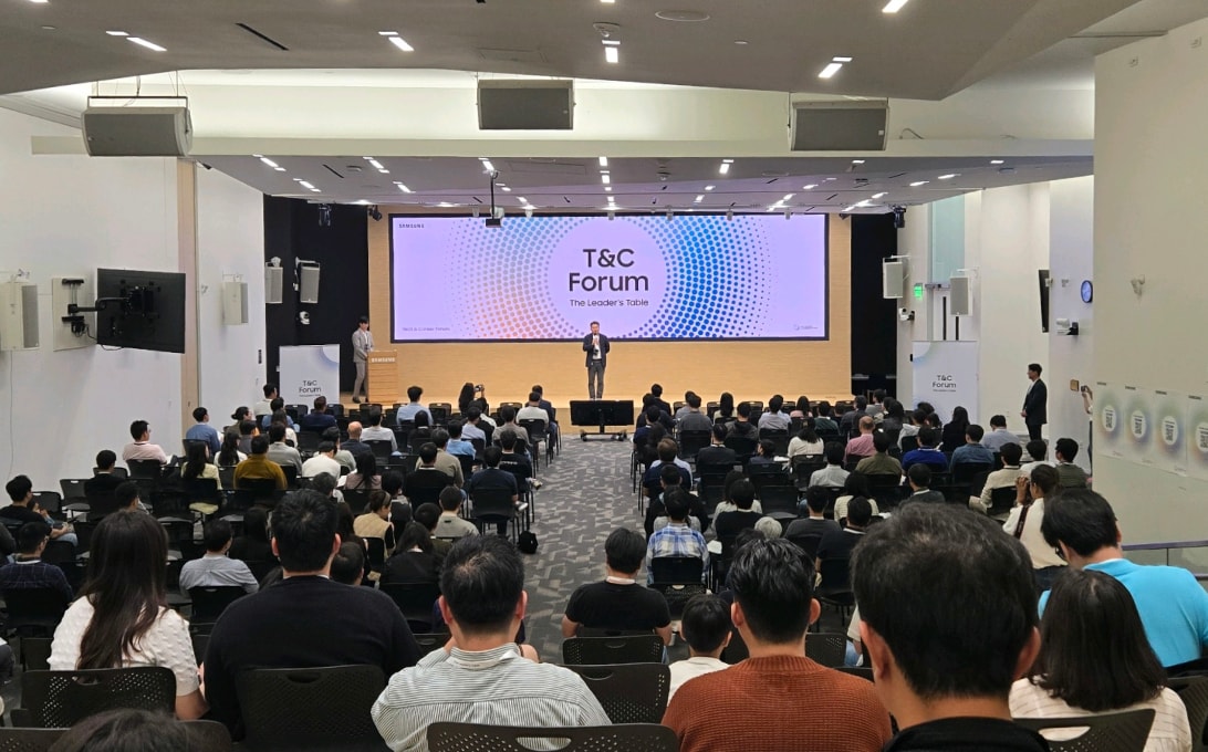 Tech & Career  포럼이 열리고 있고 사람들이 강의장에 앉아있는 모습