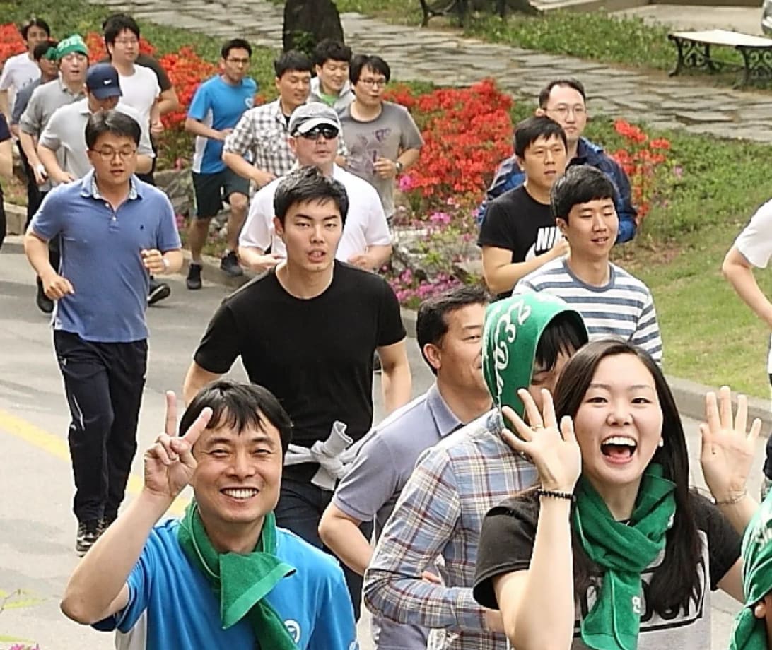 여러 사람들이 웃으며 달리고 있습니다.