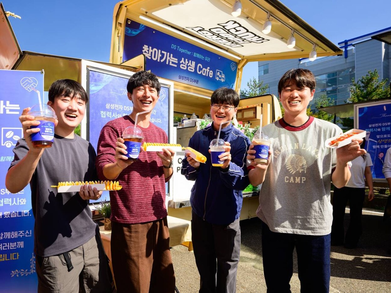 양손에 음식을 들고 있는 4명의 남자