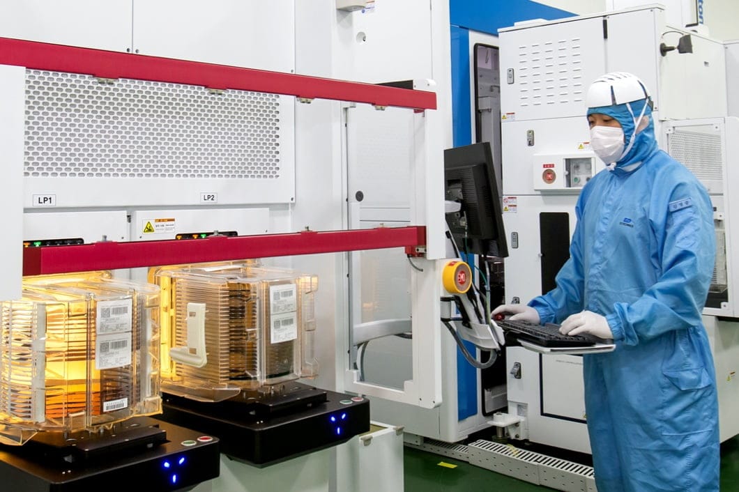 An employee of a partner company in a dustproof suit is working.