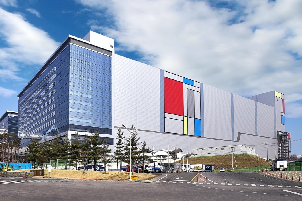 The Hwaseong Campus building against the backdrop of the blue sky.