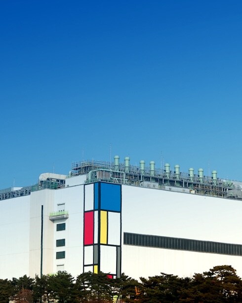 Samsung factory seen with solar panels on the roof.
