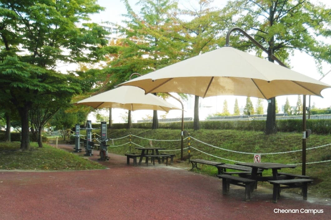 The private walking path on Cheonan Campus, with benches and a pergola.