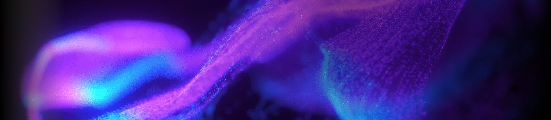 검은색 배경 위로 흐르는 네온 퍼플과 블루 컬러의 유동적인 에너지 입자와 추상적인 디지털 아트